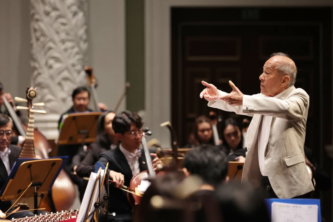 城隍华乐团指挥带领华乐乐手演奏